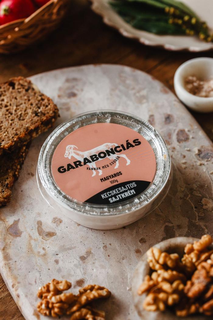 Garabonciás magyaros kecskesajtos sajtkrém